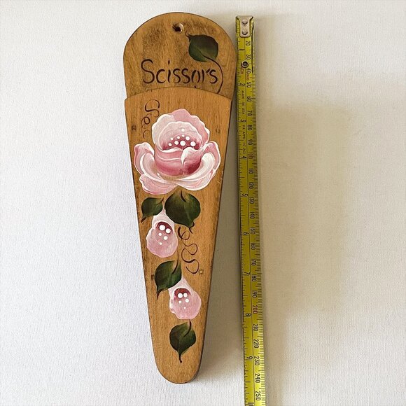 Vintage Hand Painted Wooden Scissor Holder Floral Wall Pocket Pink Flower Signed - Picture 5 of 6